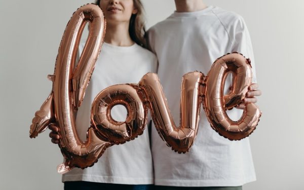 Ballon en forme de lettres représentants le mot amour en anglais