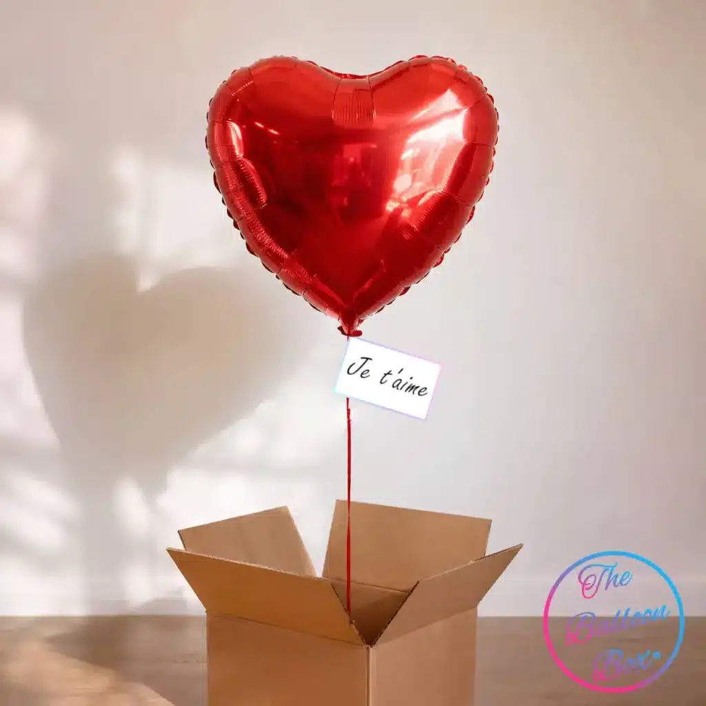 ballon gonflé à l'hélium sur lequel une petite carte est accrochée, sortant d'une box cadeau en carton
